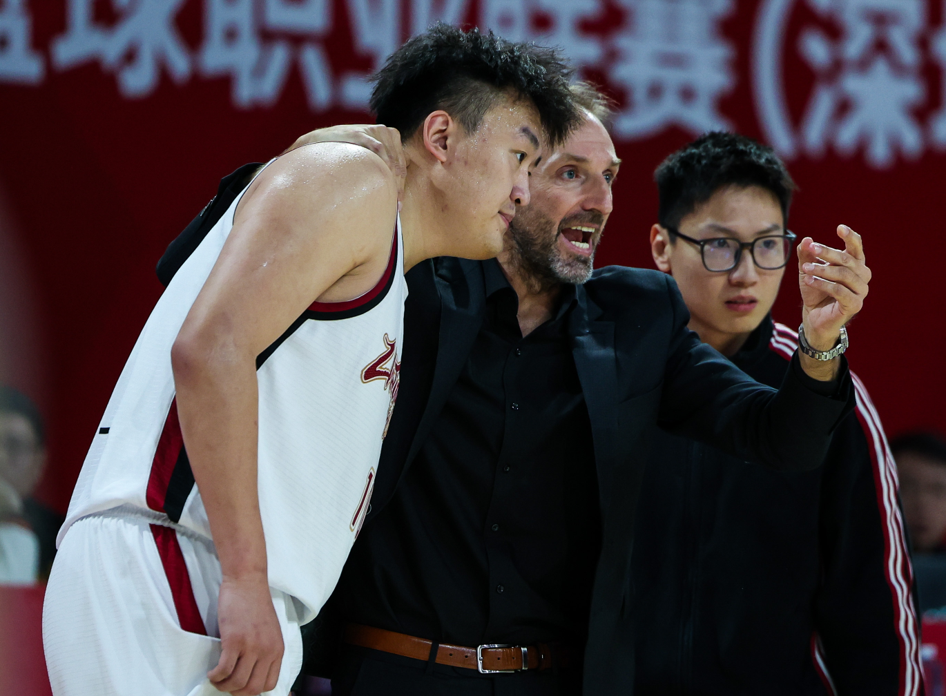 半岛体育APP-换帅如换刀！从6战5负到9战8胜，只因换了一个教练 球迷：CBA奇迹